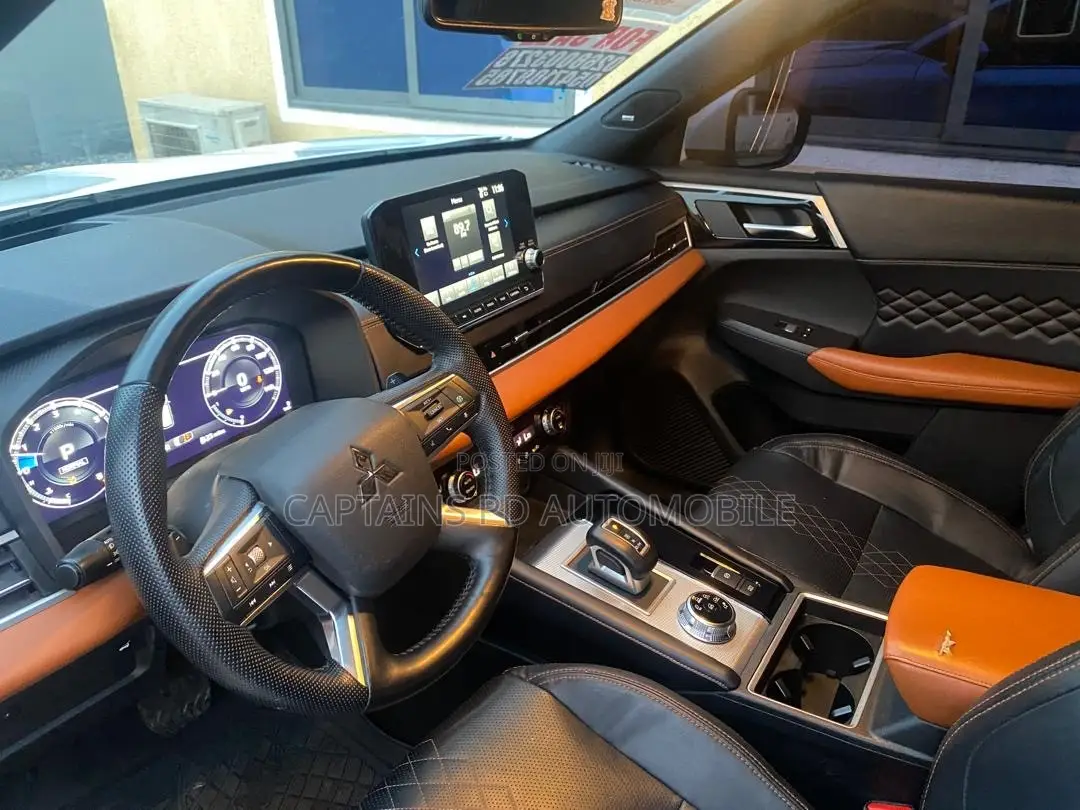 Mitsubishi Outlander 2021 White