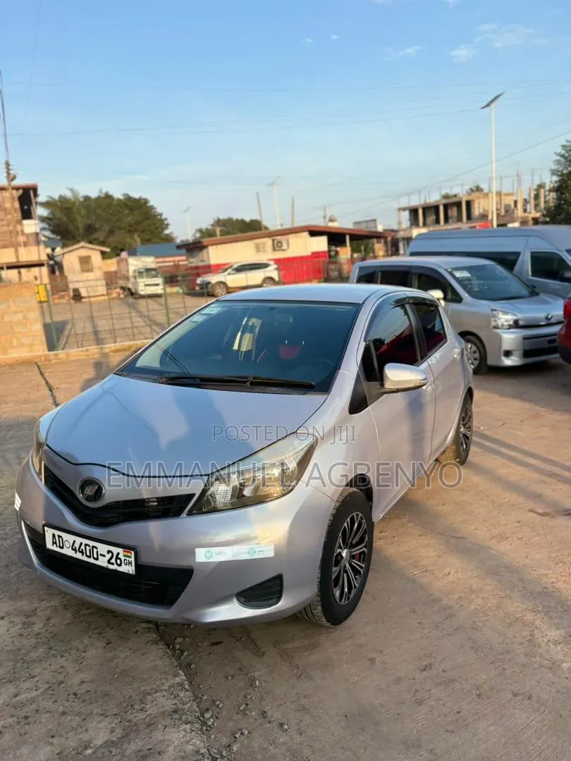 Toyota Vitz 2013 Silver