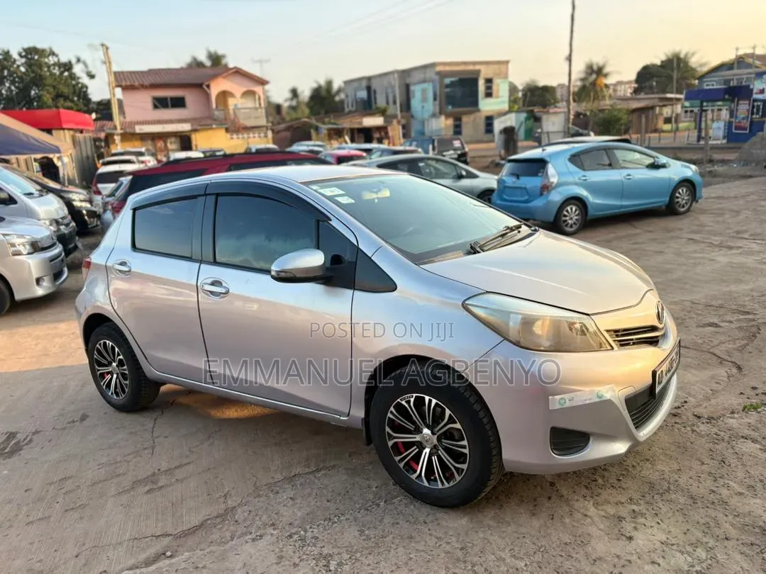 Toyota Vitz 2013 Silver