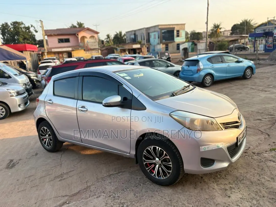 Toyota Vitz 2013 Silver