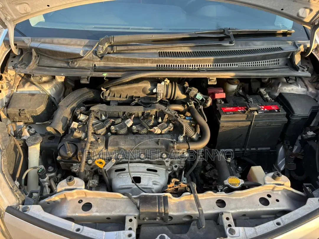 Toyota Vitz 2013 Silver