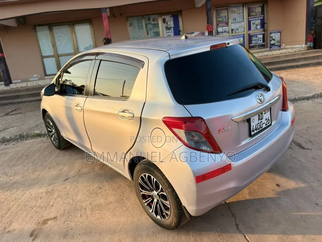 Toyota Vitz 2013 Silver