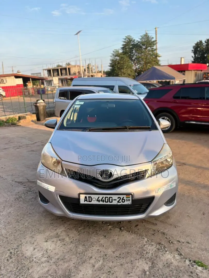 Toyota Vitz 2013 Silver