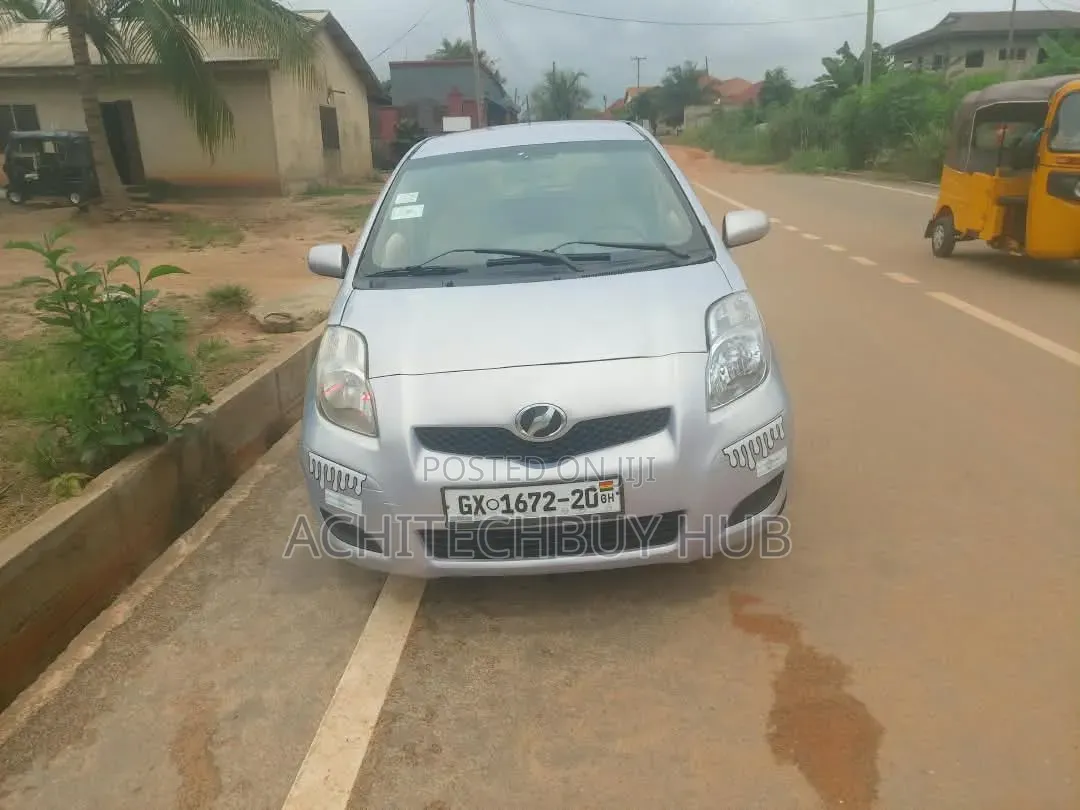 Toyota Vitz 2010 Gray