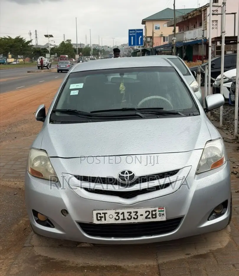 Toyota Yaris Base Sedan 4dr 2010 Silver
