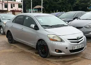 Toyota Yaris Base Sedan 4dr 2010 Silver