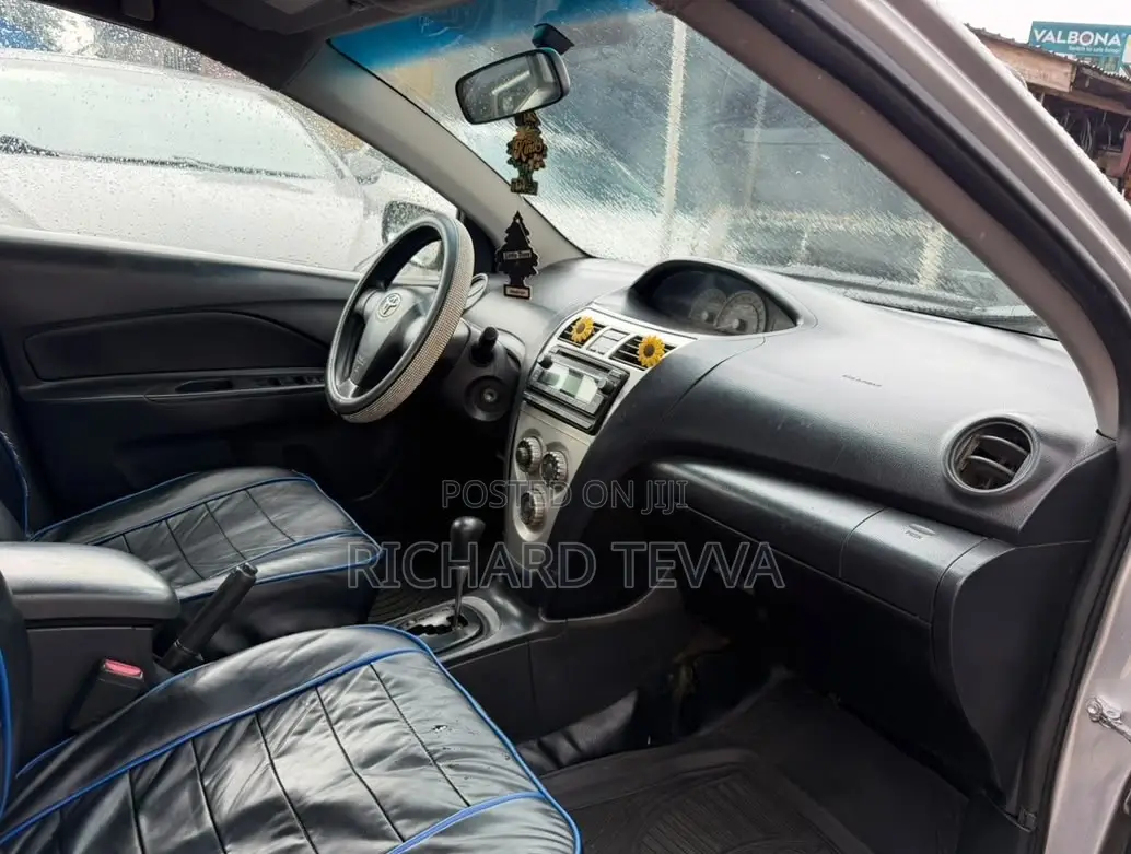 Toyota Yaris Base Sedan 4dr 2010 Silver