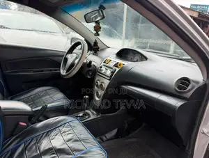 Toyota Yaris Base Sedan 4dr 2010 Silver