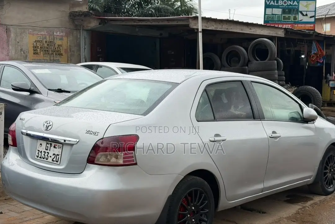Toyota Yaris Base Sedan 4dr 2010 Silver