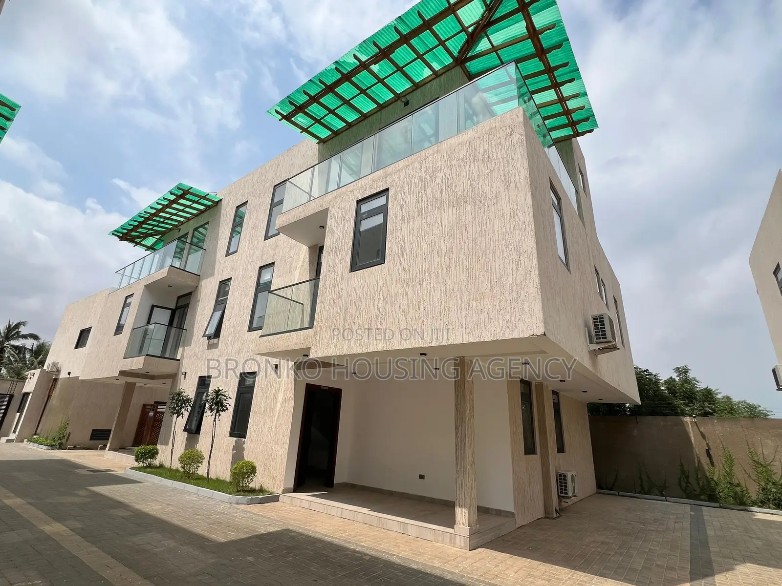 4bdrm Townhouse / Terrace in Bronko Housing, American House for rent