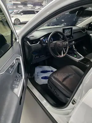 Toyota RAV4 XLE AWD 2023 White