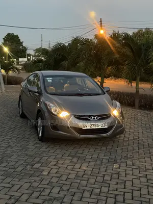 Hyundai Elantra GLS Sedan FWD (1.8L 4cyl 6M) 2013 Gray