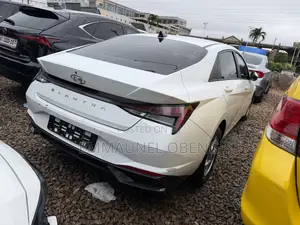 Hyundai Elantra 2022 White