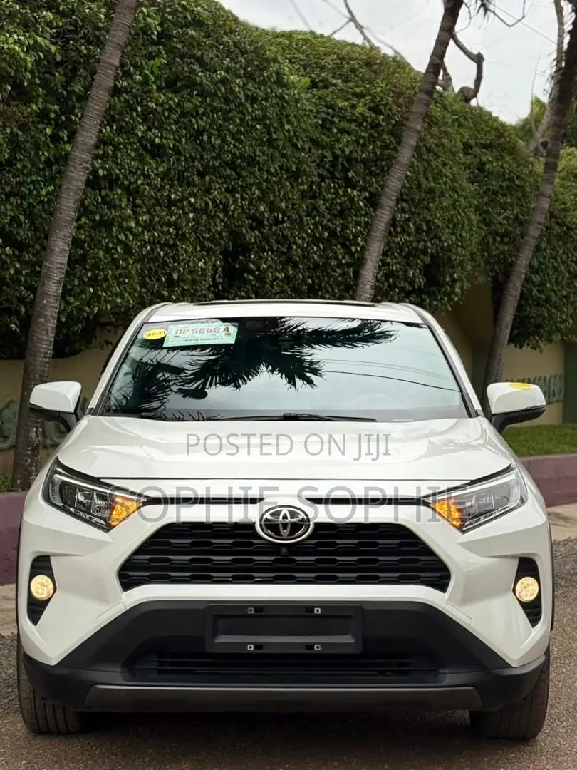 Toyota RAV4 XLE 2022 White