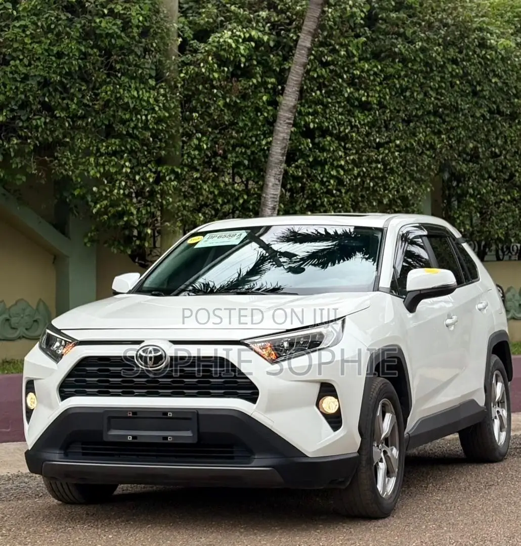 Toyota RAV4 XLE 2022 White
