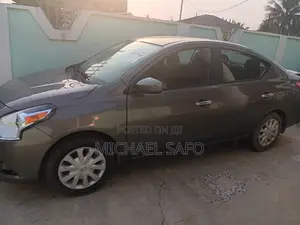 Nissan Versa 1.6 SV 2016 Gray