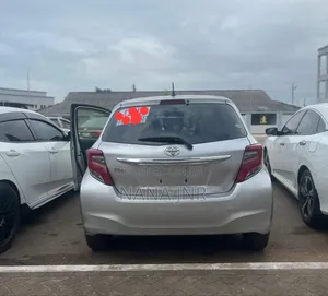 Toyota Vitz 2015 Silver