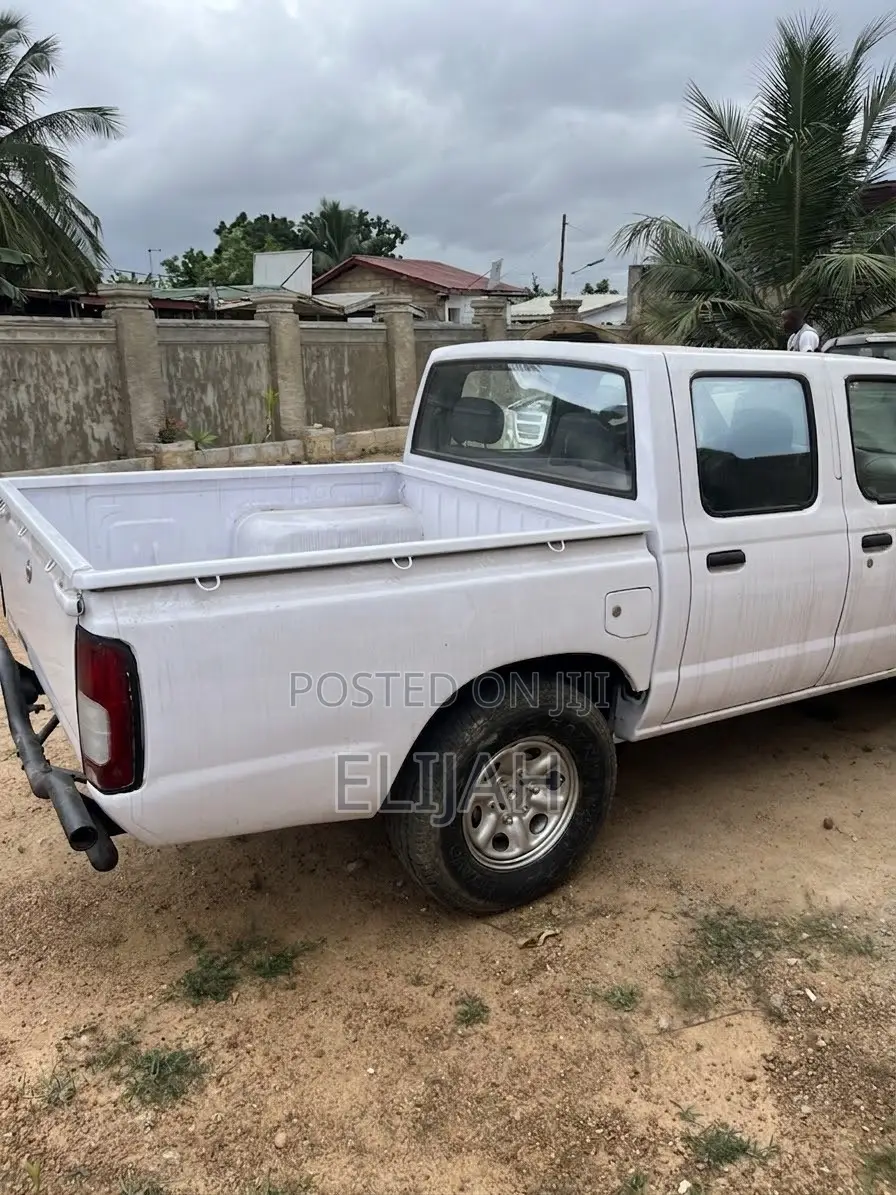 Nissan Hardbody 2009 White