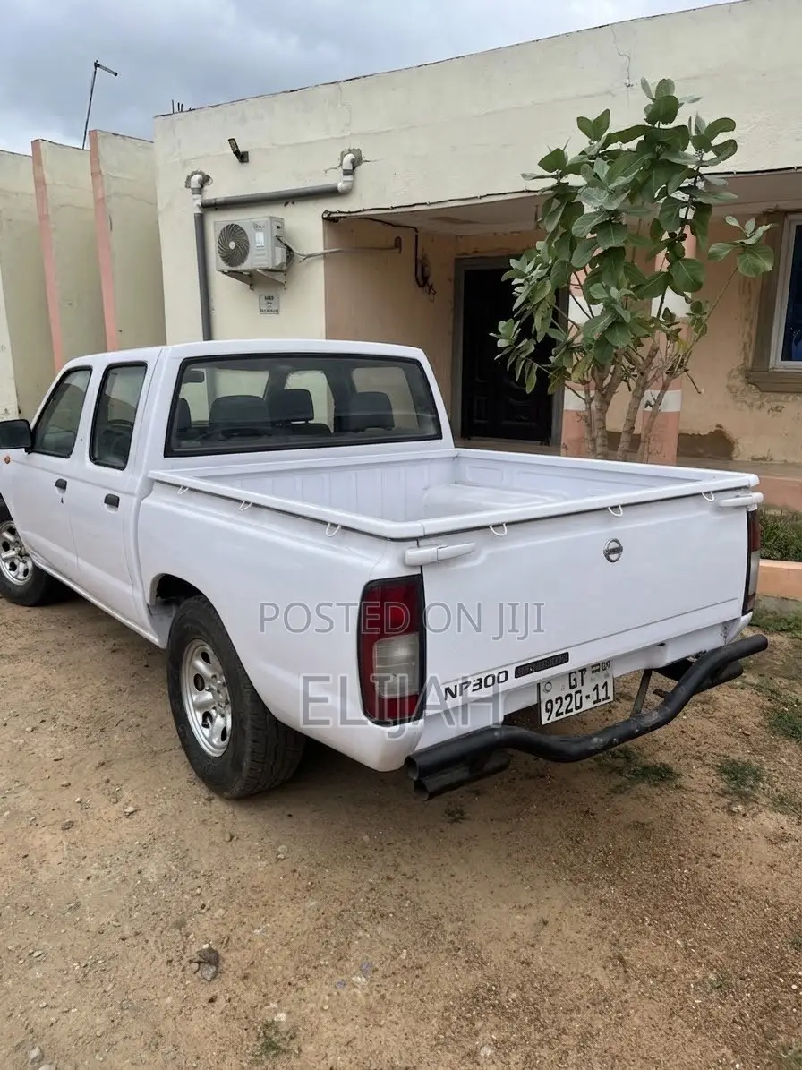 Nissan Hardbody 2009 White
