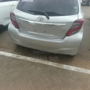 Toyota Vitz 2015 Silver