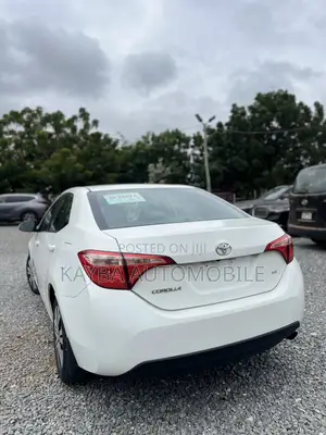 Toyota Corolla LE (1.8L 4cyl 2A) 2018 White