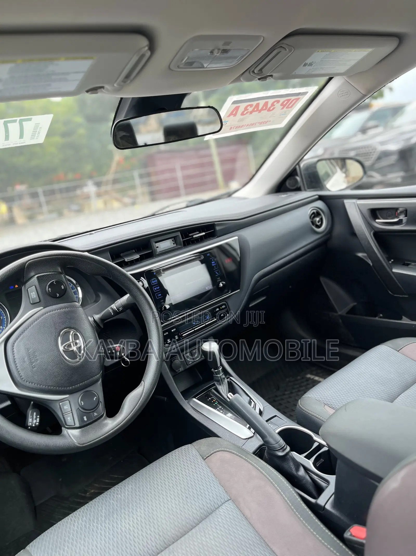 Toyota Corolla LE (1.8L 4cyl 2A) 2018 White