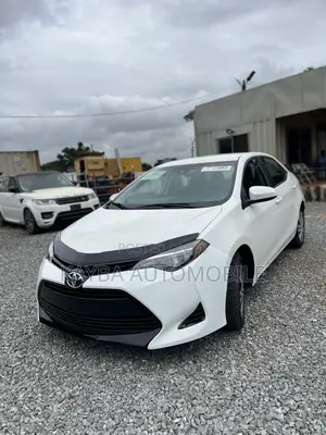 Toyota Corolla LE (1.8L 4cyl 2A) 2018 White
