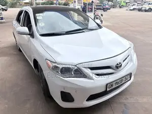 Toyota Corolla LE 4dr Sedan (1.8L 4cyl 4A) 2013 White