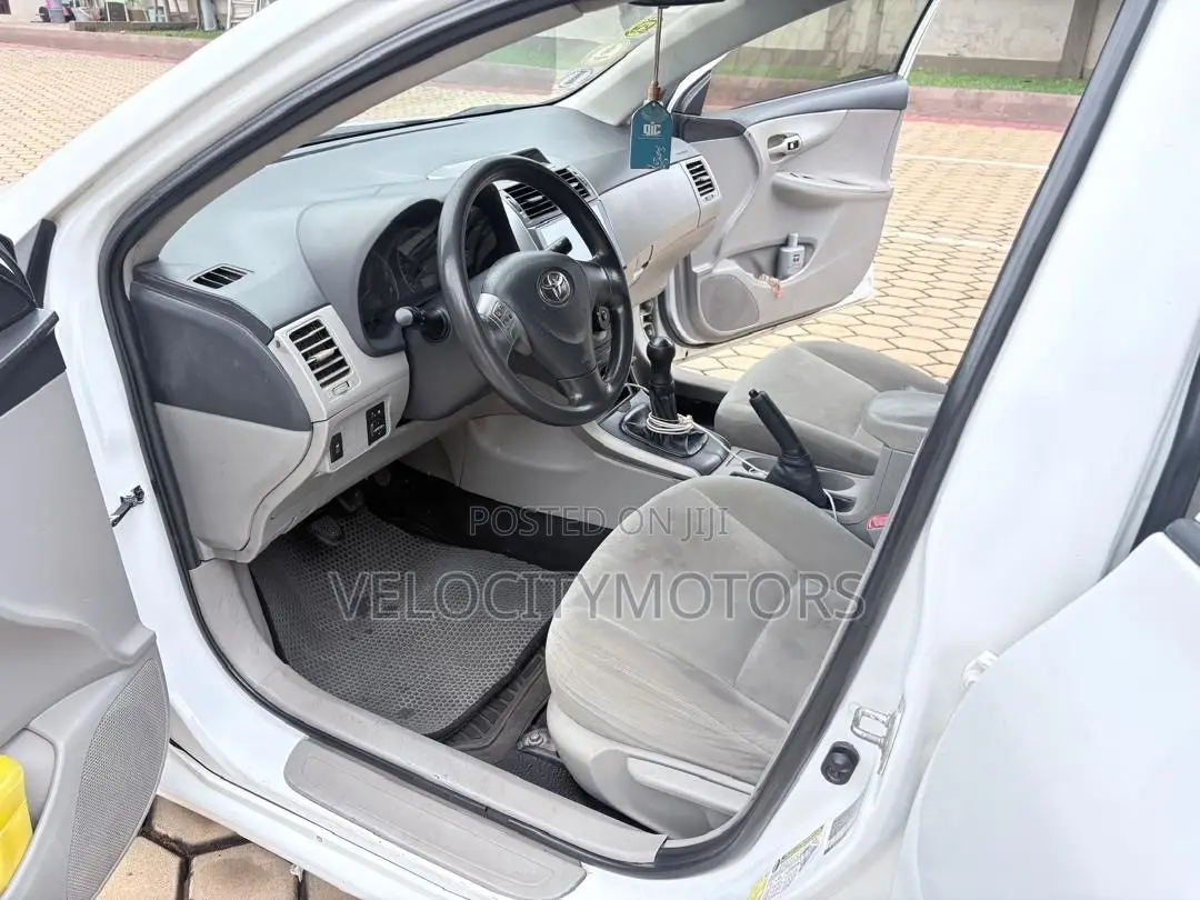 Toyota Corolla LE 4dr Sedan (1.8L 4cyl 4A) 2013 White