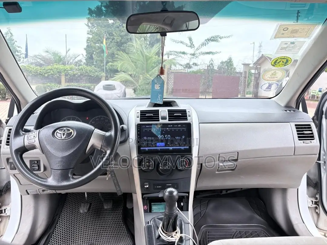 Toyota Corolla LE 4dr Sedan (1.8L 4cyl 4A) 2013 White