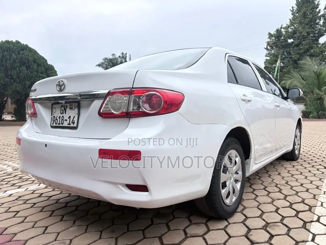 Toyota Corolla LE 4dr Sedan (1.8L 4cyl 4A) 2013 White