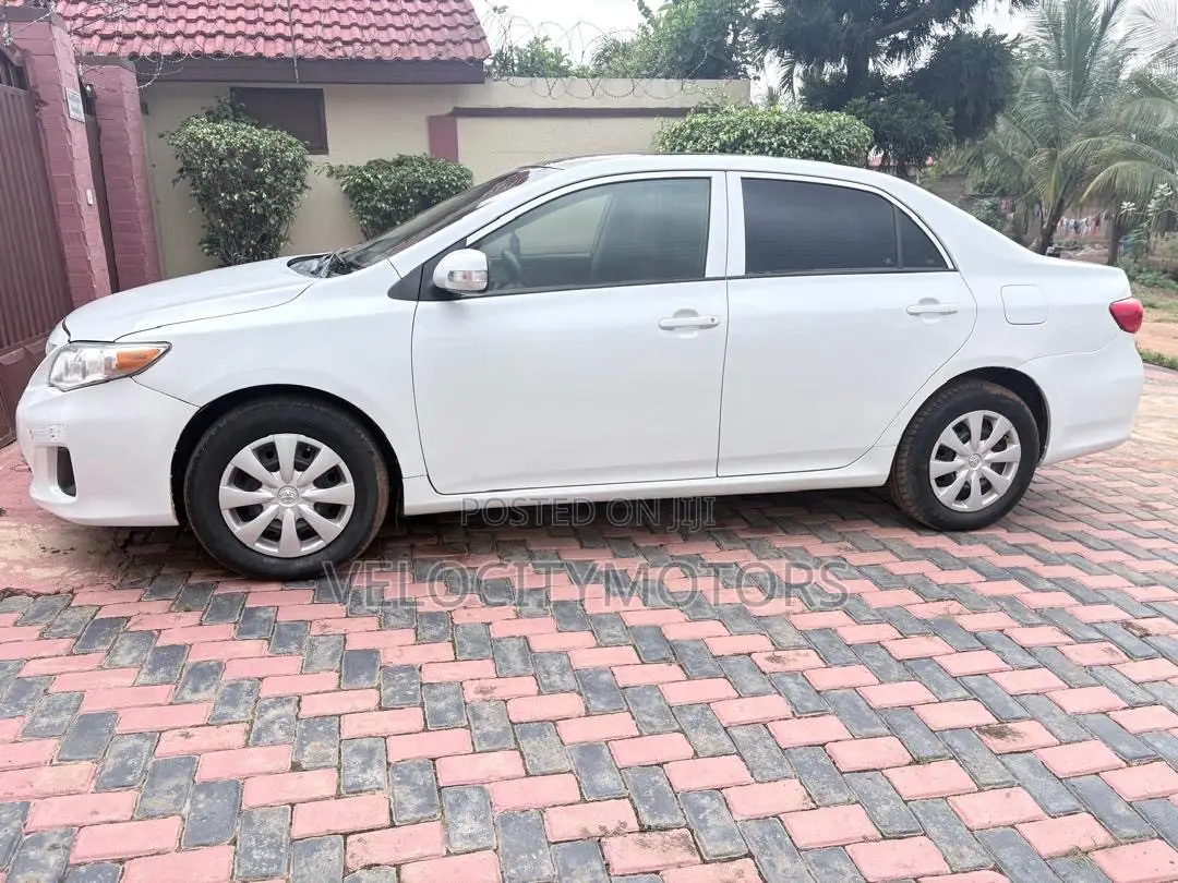 Toyota Corolla LE 4dr Sedan (1.8L 4cyl 4A) 2013 White