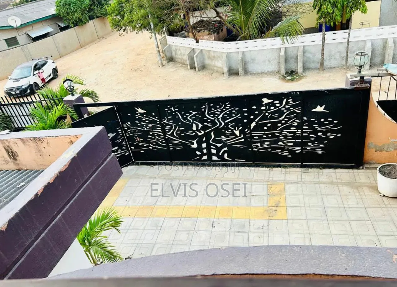 10bdrm House in Menskrom Macharty, Accra Metropolitan for sale