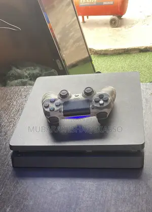 Play Station 4 Slim