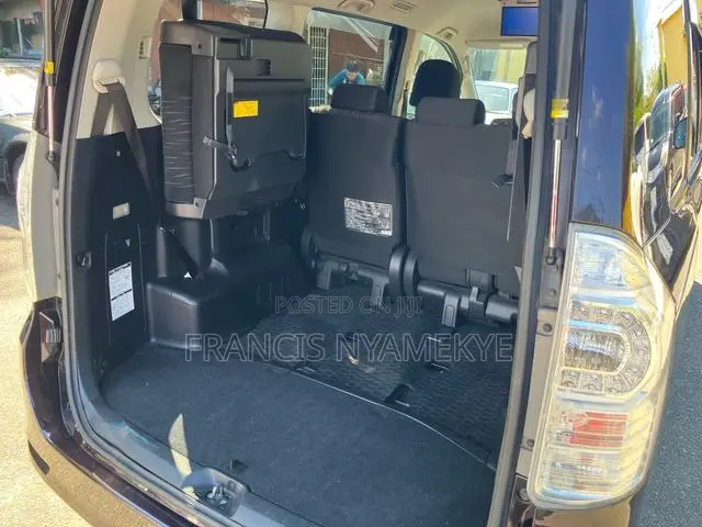 Toyota Voxy 2013