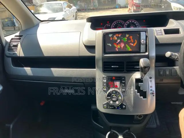 Toyota Voxy 2013