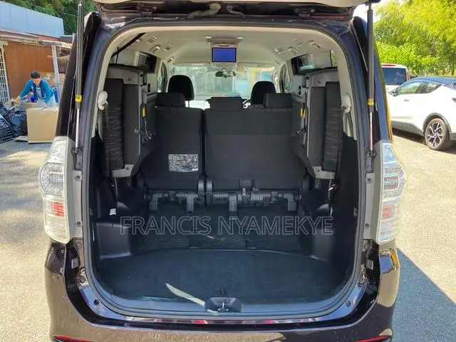 Toyota Voxy 2013