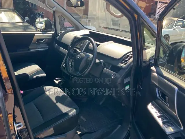 Toyota Voxy 2013