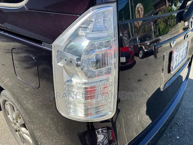 Toyota Voxy 2013