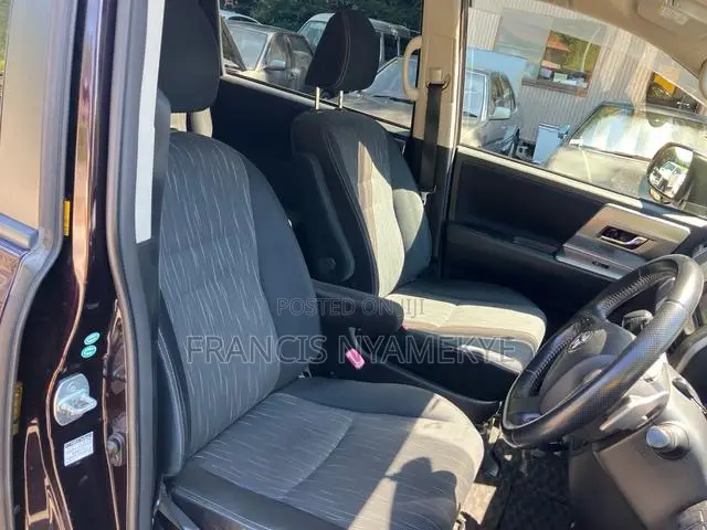 Toyota Voxy 2013