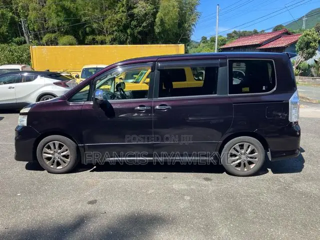 Toyota Voxy 2013