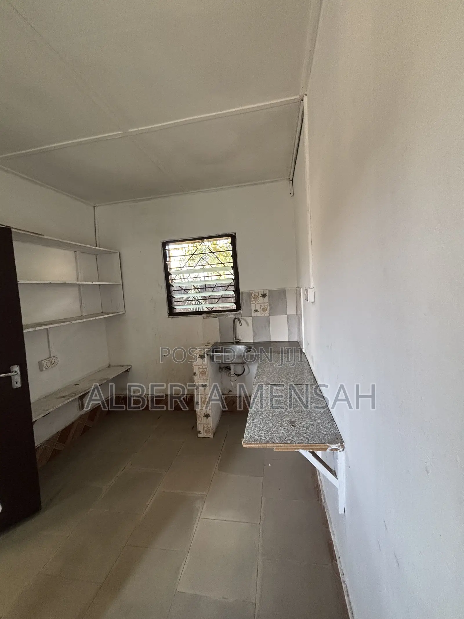 1bdrm Bungalow in Lakeside Community 1 for rent