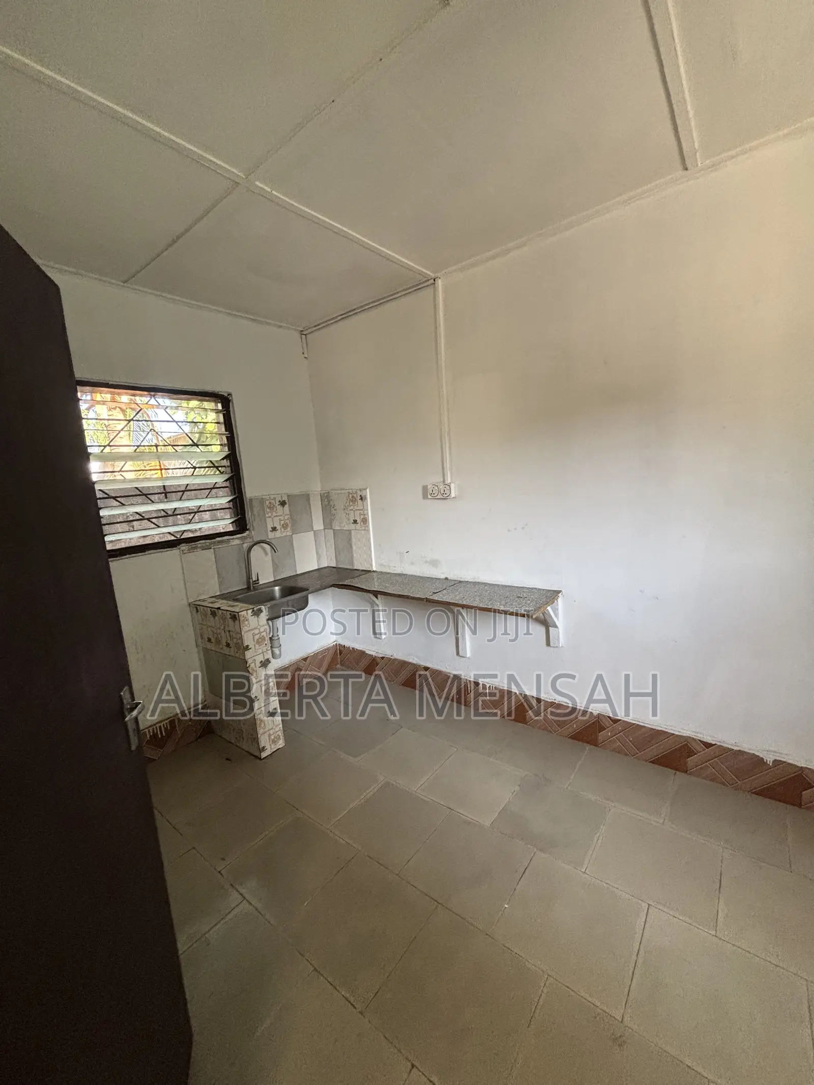 1bdrm Bungalow in Lakeside Community 1 for rent