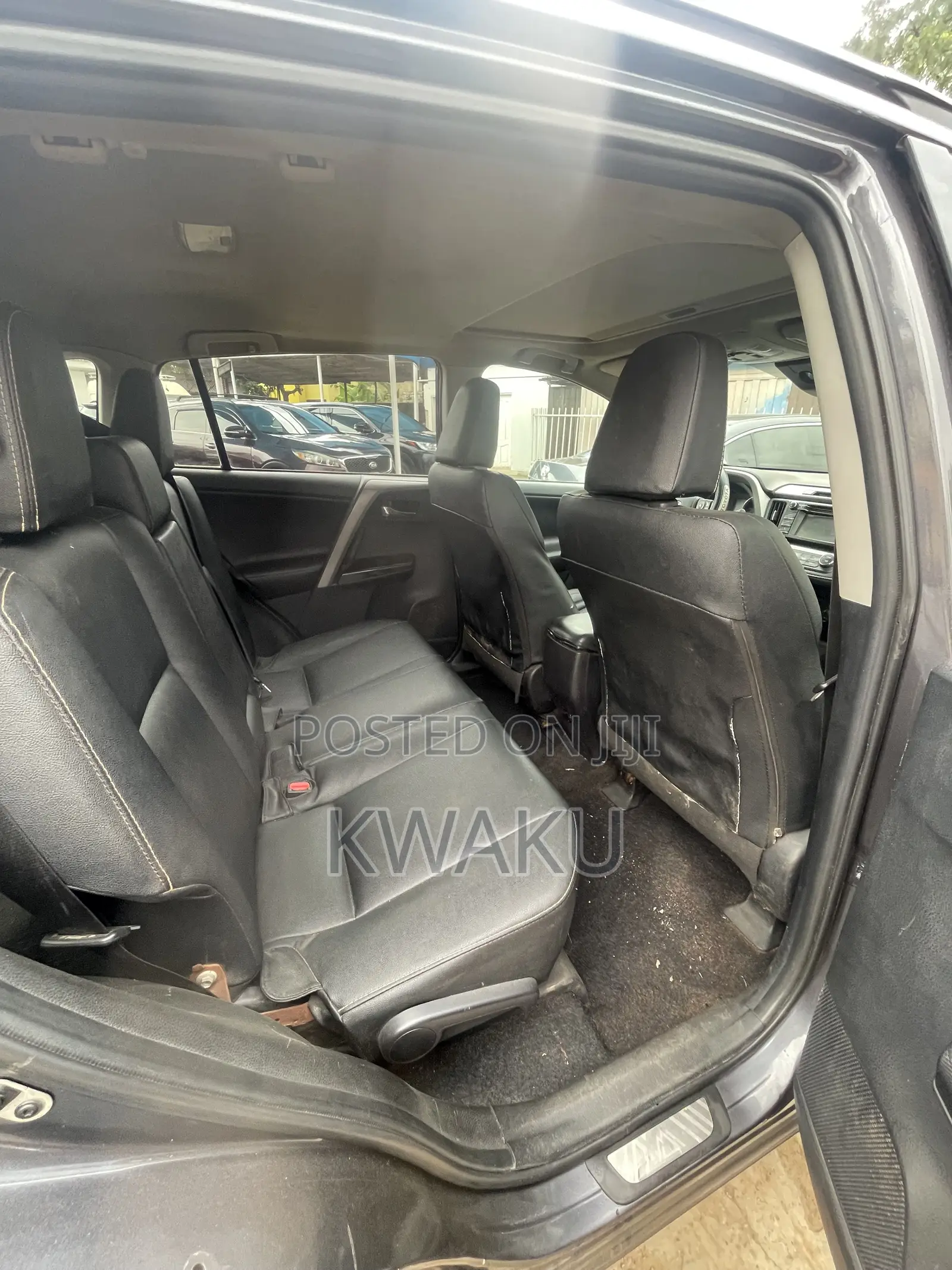Toyota RAV4 LE 4dr SUV (2.5L 4cyl 6A) 2018 Gray