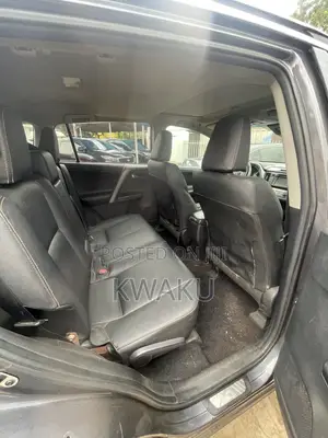 Toyota RAV4 LE 4dr SUV (2.5L 4cyl 6A) 2018 Gray