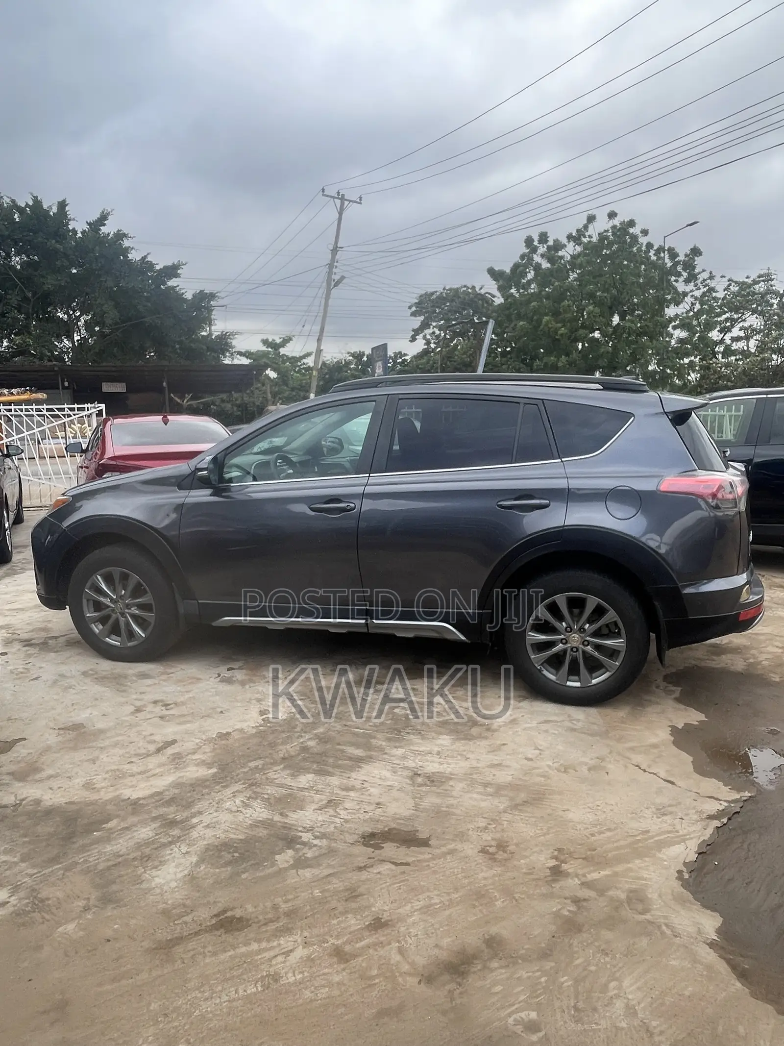 Toyota RAV4 LE 4dr SUV (2.5L 4cyl 6A) 2018 Gray