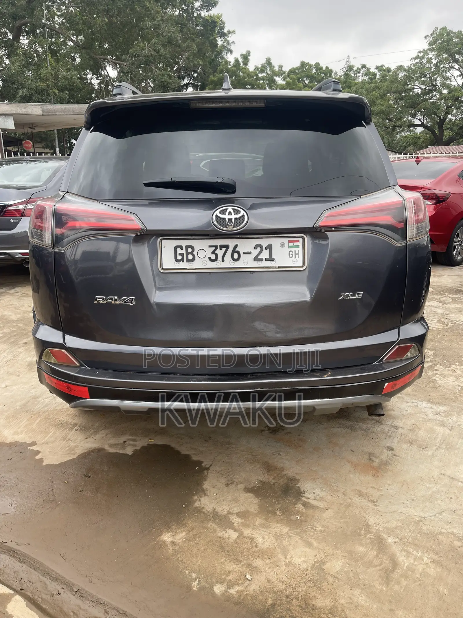 Toyota RAV4 LE 4dr SUV (2.5L 4cyl 6A) 2018 Gray