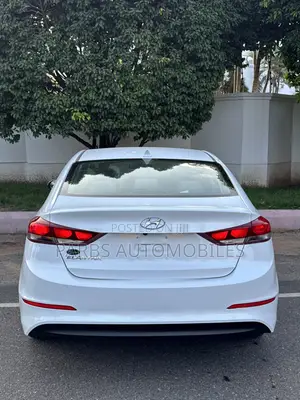Hyundai Elantra SE Sedan FWD (2.0L 4cyl 6M) 2017 White