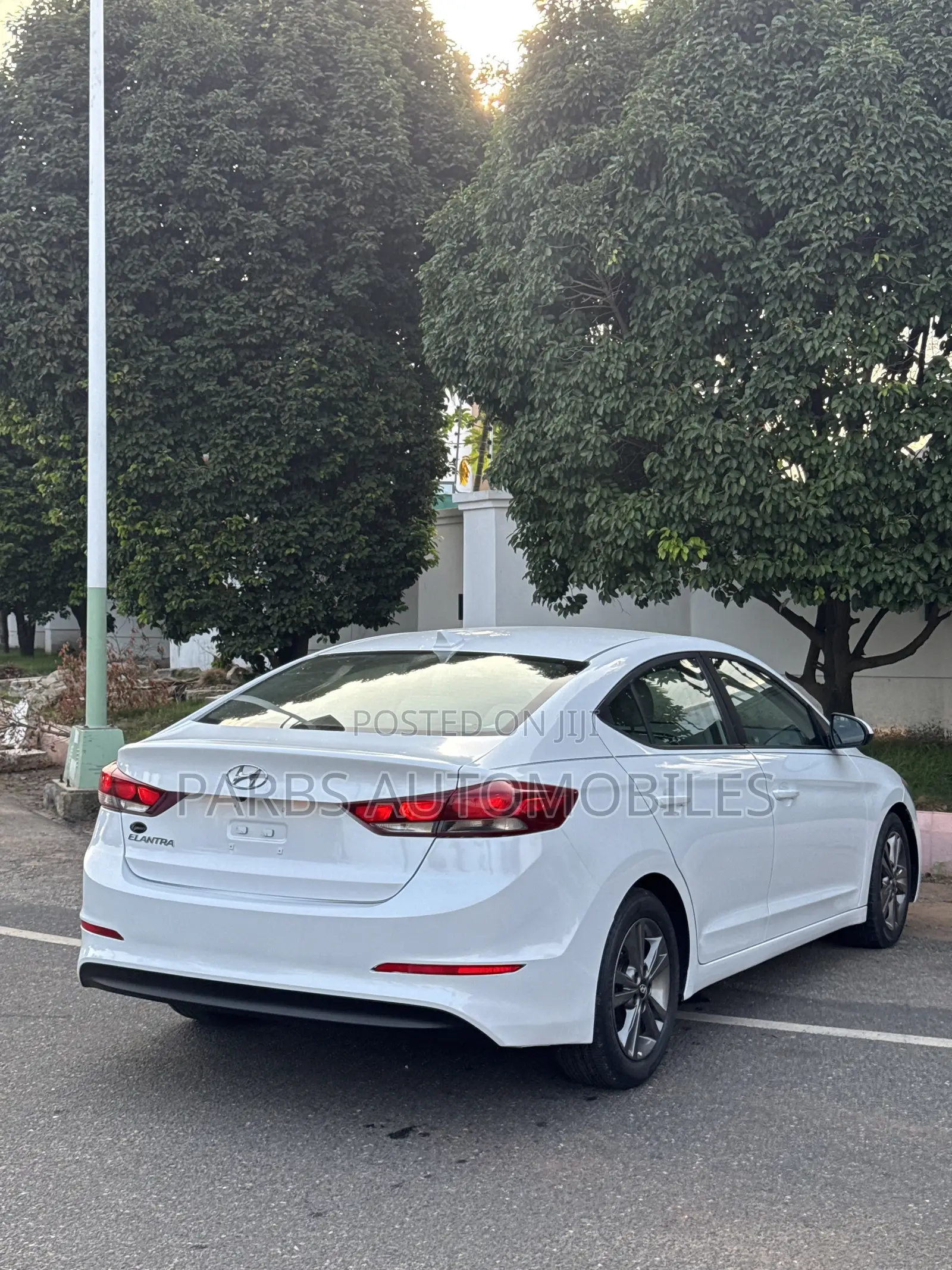 Hyundai Elantra SE Sedan FWD (2.0L 4cyl 6M) 2017 White
