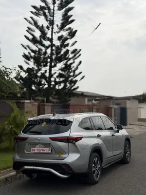 Toyota Highlander XLE 2021 Silver
